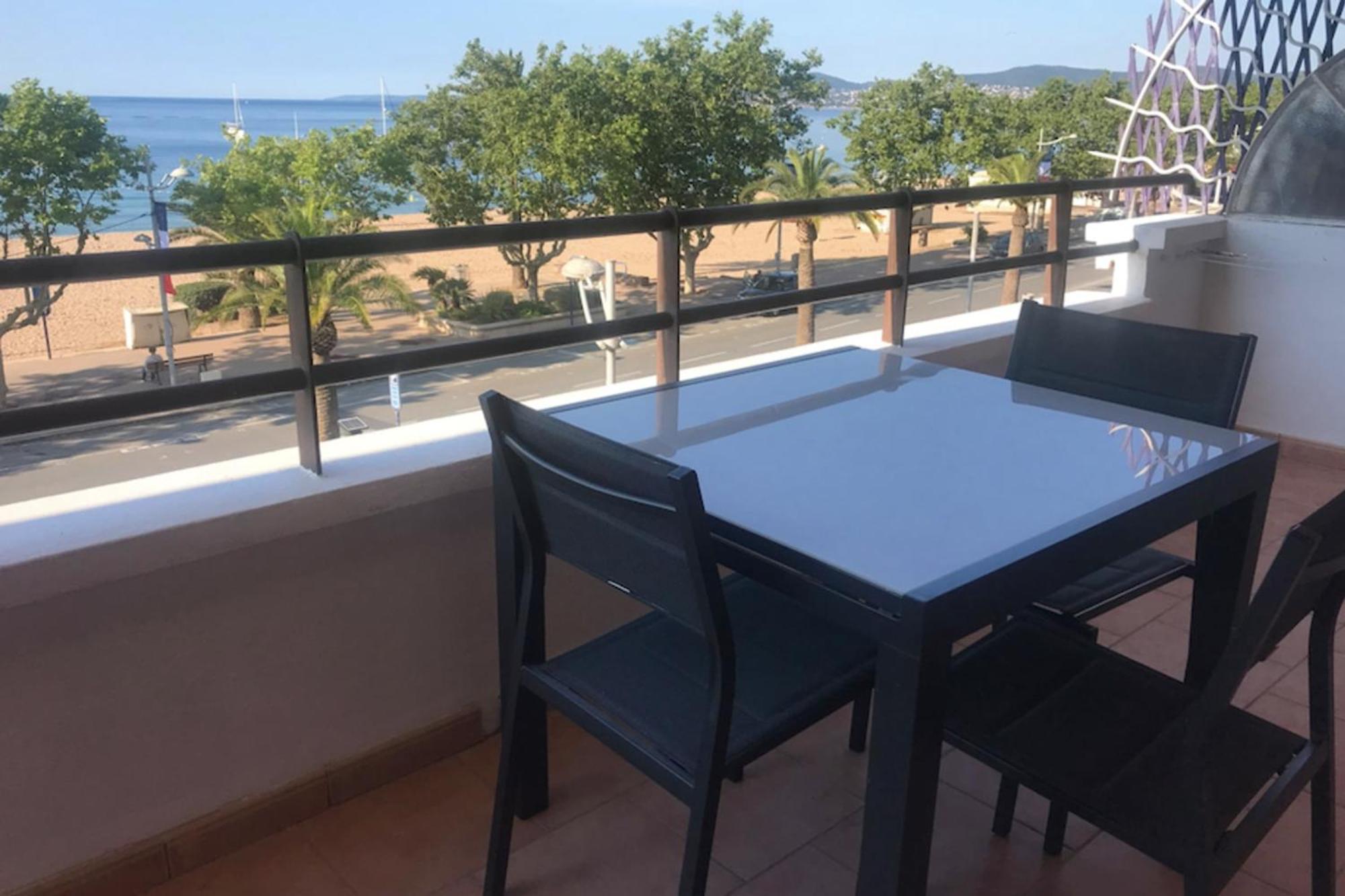 T2 With Terrace By The Sea *